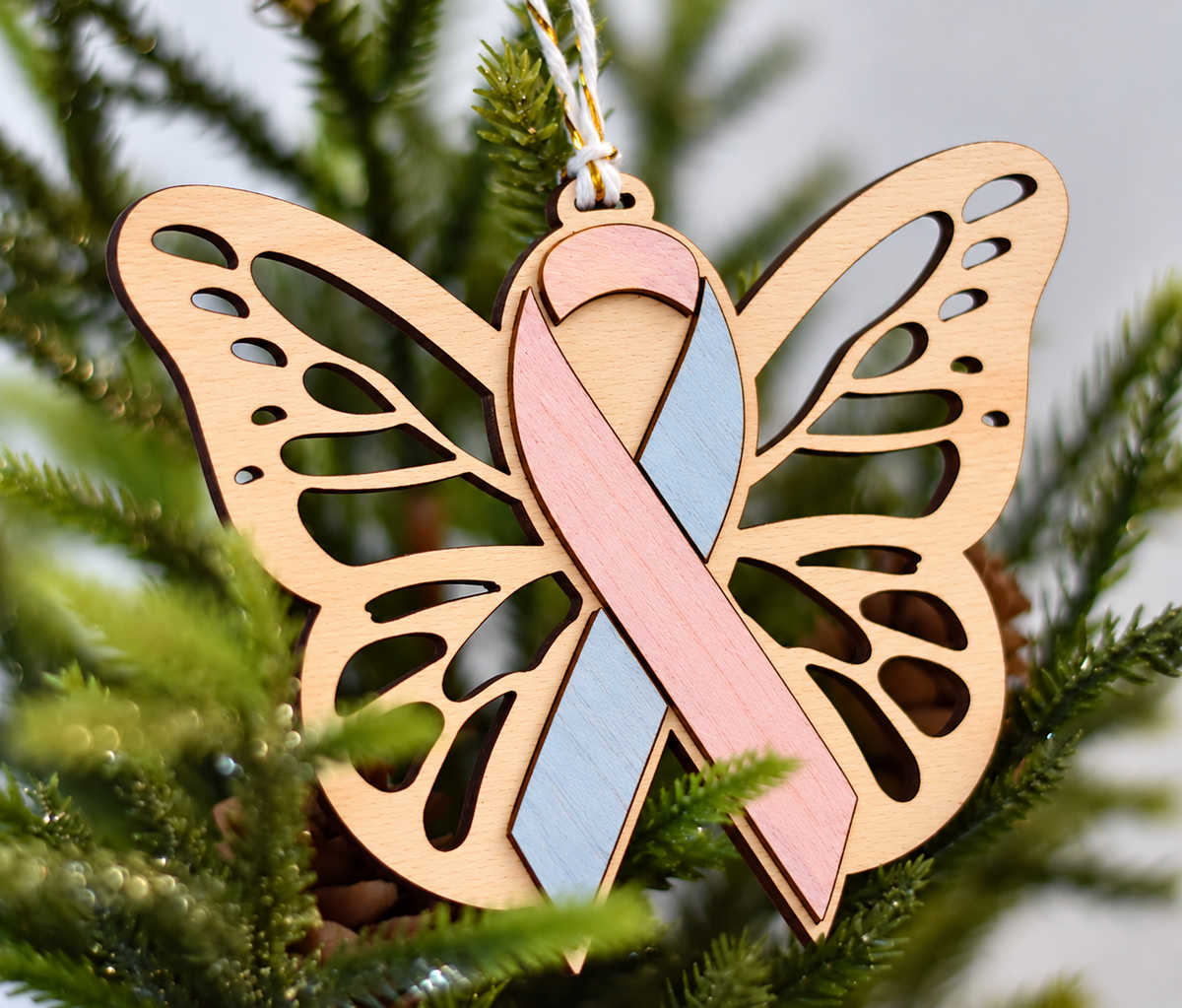 Papillon du Souvenir en Bois – Ruban Rose & Bleu Personnalisé avec Prénom