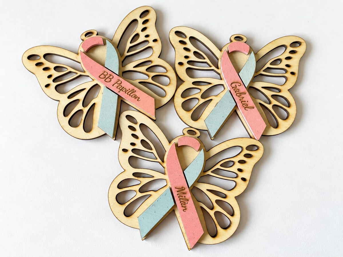 Papillon du Souvenir en Bois – Ruban Rose & Bleu Personnalisé avec Prénom