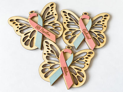 Papillon du Souvenir en Bois – Ruban Rose & Bleu Personnalisé avec Prénom